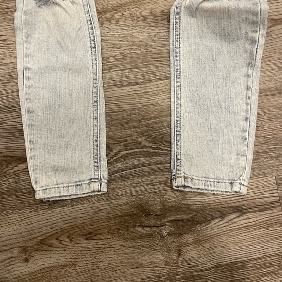 NWOT light wash, pre ripped jeans - Picture 5 of 6